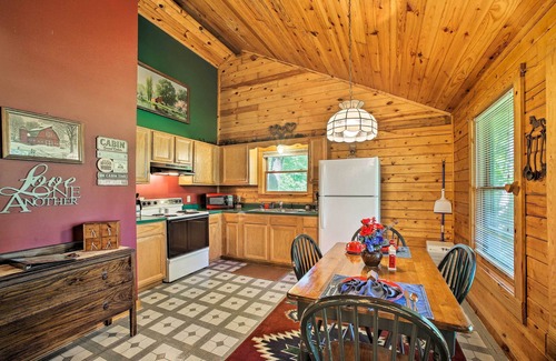 Eureka Springs Cabin | Secluded Studio w/Deck ~ 8 Miles to Beaver Lake!