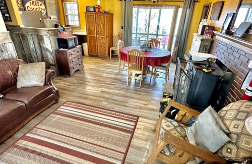 Dixon Cottage | Secluded Turkey Ridge Cottage Above The River