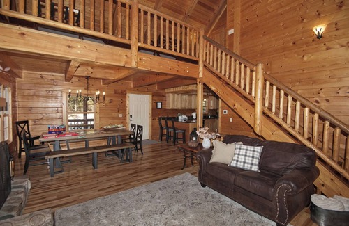 Carbon Hill Cabin | Secluded w/View! Hot tub! Sauna! Sleeps 14!