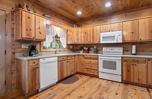 Hendersonville Cabin | Secluded Wood Cabin-Amazing Mtn Views, Hot Tub, WiFi