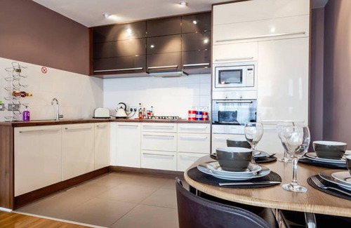 Belfast Apartment | Seconds from Titanic History: Penthouse Apartment for 4 guests