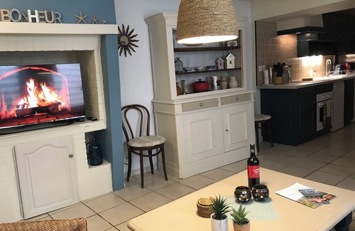 Peyriac-de-Mer Cottage | Secret Cottage, Roof garden & Patio. Village centre Nr Sea. Parking bikes & car.