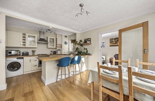 Broadbridge Heath House | Secret Garden with Free Parking