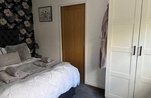 Bournemouth Apartment | Secret Gem 1 Bed Garden Flat Private Luxury Hot Tub