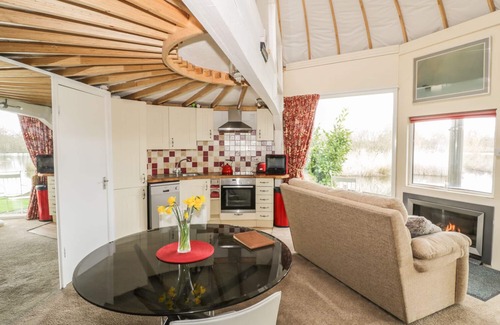 Beckford Cottage | SECRET ISLAND YURT, pet friendly, with hot tub in Beckford