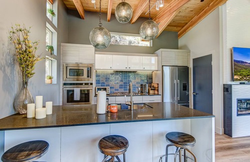 Sedona House | Sedona Canyon Terrace modern mountain home tucked away in canyon+Chef's Kitchen+deck & views!