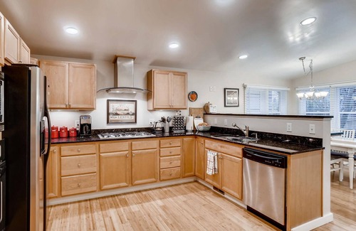 Lawton Park House | See All of Seattle ~ Sleep Six in Lovely Magnolia/Discovery Park House!