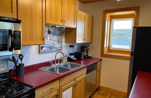 Two Rivers Cottage | See the Lake! Hear the Waves! Steps to the Beach! Entire cottage. 2 bikes.