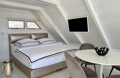 Rust Ski Chalet | Seehütte Neusiedlersee - Strandhaus, Elektroboot inklusive