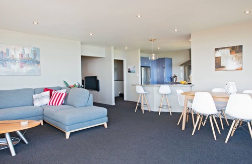 Tahunanui House | Selah Retreat - Peaceful with a stunning view!