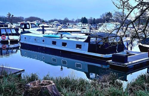Runnymede Boat Rental | Selene Unique Luxury Houseboat Experience