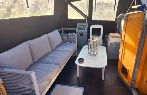 Runnymede Boat Rental | Selene Unique Luxury Houseboat Experience