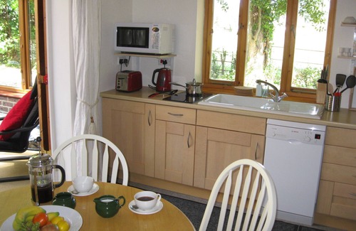 Boxgrove Apartment | SELF CATERING en-suite STUDIO APARTMENT ACCOMMODATION