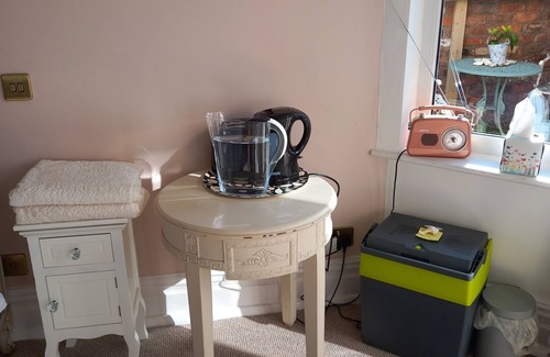 Hoylake Apartment | Self-contained Stunning Annex/cottage, with parking + a south west courtyard.