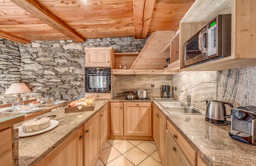 Les Brevieres Ski Chalet | Semi-detached chalet 16 people 7 bedrooms, ski in/ski out Tignes les Brévières