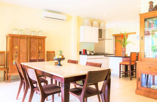 Seminyak Villa | Seminyak Mixed Modern and Traditional Villa with Turquoise Pool