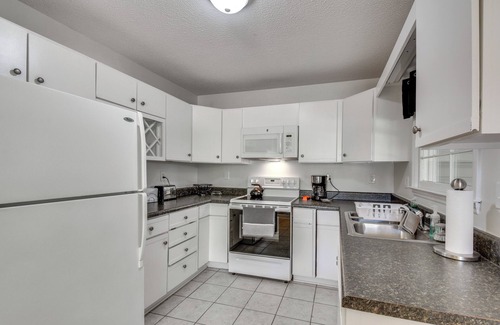 Seneca House | Seneca Escape w/Screened Patio: Near Lakes!
