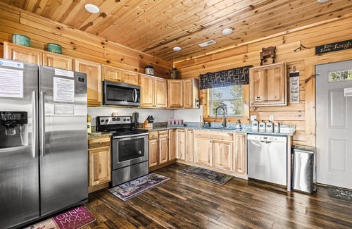 Sevierville Cabin | Sep 28-Oct 3 still available! 3br 3 bath - View - Game Rm - Hot Tub - 18mi to PF