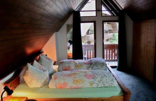 Hornberg Apartment | Seperates Ferienhaus Bachhäusle auf dem Hasenhof mit eigener Terrasse mit Grill, Kachelofen, WLAN