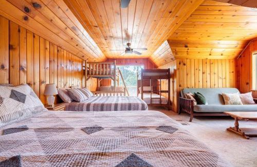 Springville House | Sequoia Retreat- Spacious Cabin, Hot tub, & Sundeck