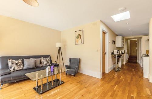 Wimbledon Park Apartment | Serene 1BR Wimbledon Apt with Private Garden & Parking