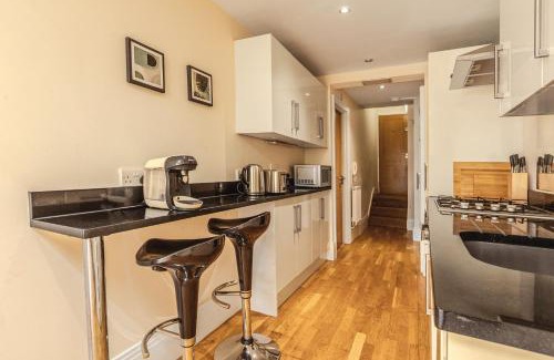 Wimbledon Park Apartment | Serene 1BR Wimbledon Apt with Private Garden & Parking