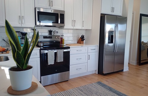 White Marsh House | Serene 3-bedroom waterfront newly renovated house, AC, Fast WiFi, Patio