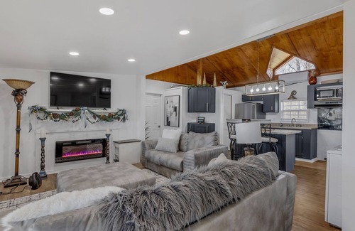 Lottie House | Serene Bayou Stay Large 4BR Home for Families & Groups
