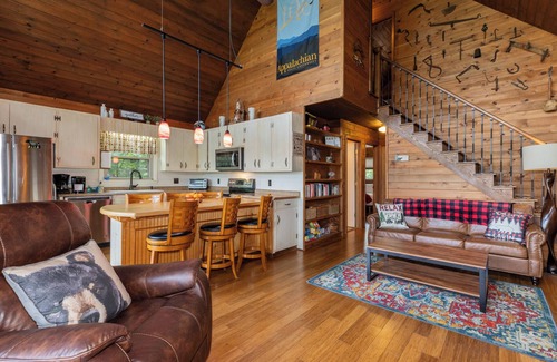 Deep Gap Cabin | Serene Cabin - Sleeps 8, 3 BR, 3 BA, magnificent VIEWS, family and pet friendly