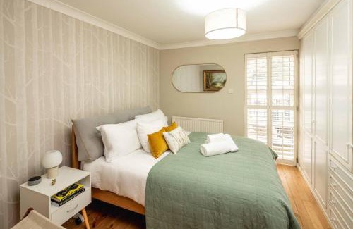 Riverside Apartment | Serene Garden Flat - Steps from Tower Bridge