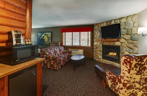 Quincy Hotel | Serene Getaway Near Turtle Lake! Cozy Rooms with Pool Access, Parking