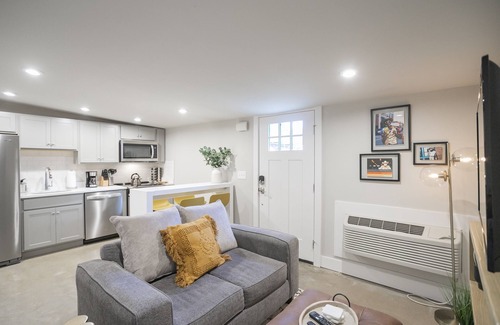 McFerrin Park House | Serene Guest House - Foodie Oasis - Walk to Folk, Audrey, Red-Headed Stranger!