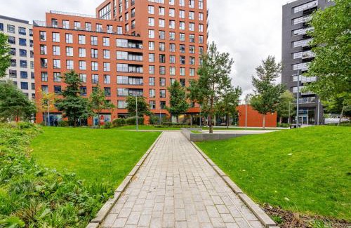 Docklands Apartment | Serene Island Haven - Spacious, Scenic & Well-Located