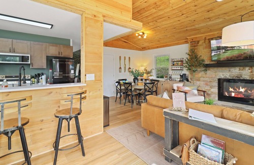 Crittenden House | Serene Kentucky Lake Cabin Hot tub, Kayaks, Quiet Space, 15 min to Ark