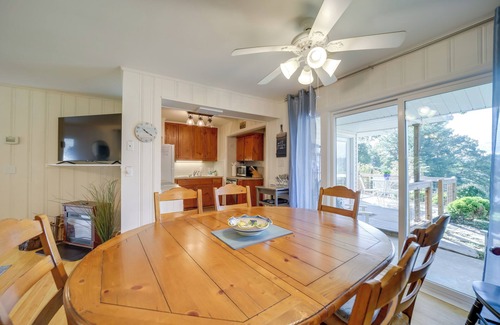 Lake Junaluska Apartment | Serene Lake Junaluska Gem: Deck & Mountain Views
