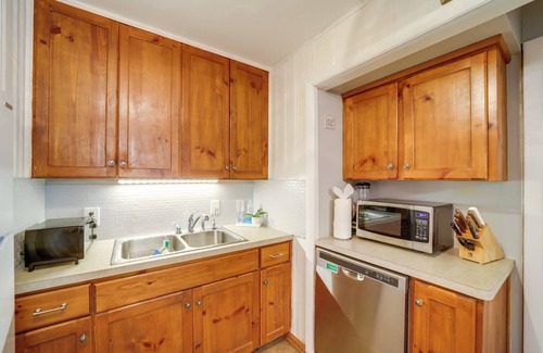 Lake Junaluska Apartment | Serene Lake Junaluska Gem: Deck & Mountain Views
