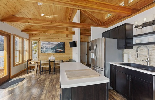 Leavenworth Cabin | Serene lakefront cabin on Lake Wenatchee-20 min from Leavenworth/Stevens Pass