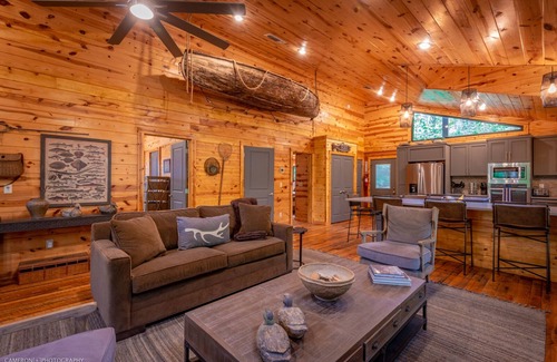 Broken Bow Cabin | Serene Luxury cabin for Families/Couples! Mins away from lakes/activities