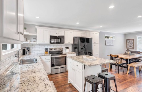 Helen House | ★ Serene Mountain Views ★ Hot Tub, Games + Grill ★