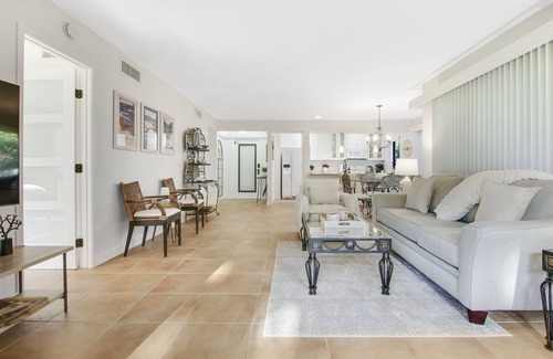 Hunt Club Condo | Serene Renovated PGA National Golf Villa - Spa, Pool, Beach. Family friendly!