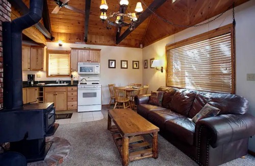 Big Bear City Cabin | Serene retreat is just steps to the National Forest