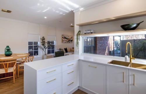 Adelaide House | Serene Retreat on the City Fringe, close to stunning wineries
