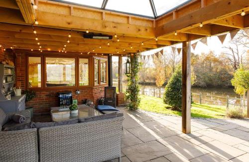 Netley House | Serene Riverside: 6BR Luxury Retreat in Curdridge