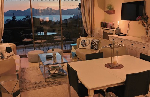 La Croix des Gardes Apartment | Serene Upmarket Apartment With Views, 450m from Beach, 700m from the Old Town