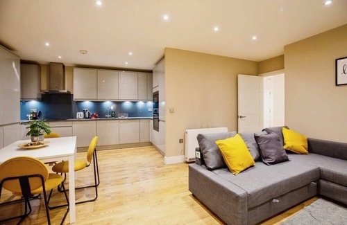 Whitechapel Apartment | Serene Urban Retreat in London