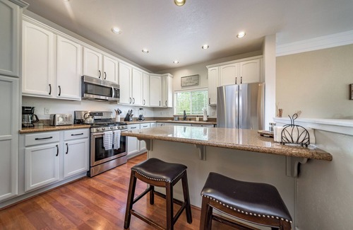 Ponderosa Trails House | Serenity Awaits: Retreat with Pine Trees and AC