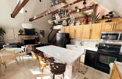 Pocono Lake Ski Chalet | SERENITY CHALET PoconoMountains NO FEES Arrowhead Fireplace AirConditioner Grill
