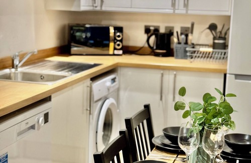 Shadwell Apartment | Serenity in the City - Cosy Apartment with WiFi