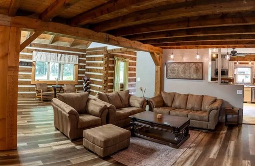 Johnstown Cabin | Serenity on Seven Acres - Luxurious Log Cabin