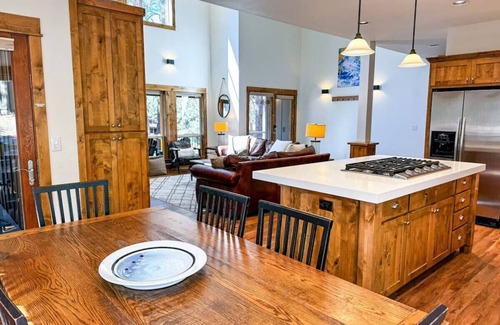RiverWild House | Serenity Retreat: Mountain Elegance in Bend, OR